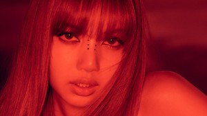 Rambut Lisa tampak menyala. Dia juga pakai riasan unik di bagian tulang hidung. Makin gak sabar nunggu 27 Februari buat dengerin album Deadline! (Foto: dok. YG Entertainment)