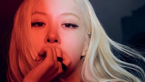 Rosé dipotret close up di foto comeback BLACKPINK versi Red Light. (Foto: dok. YG Entertainment)
