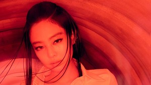 Foto-foto Red Light lebih fokus ke wajah para member dengan filter merah. Di sini Jennie tampil dengan gaya rambut yang beda lagi nih. (Foto: dok. YG Entertainment)