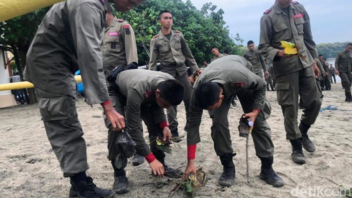 Brimob bersih-bersih Pantai Pasir Putih Situbondo