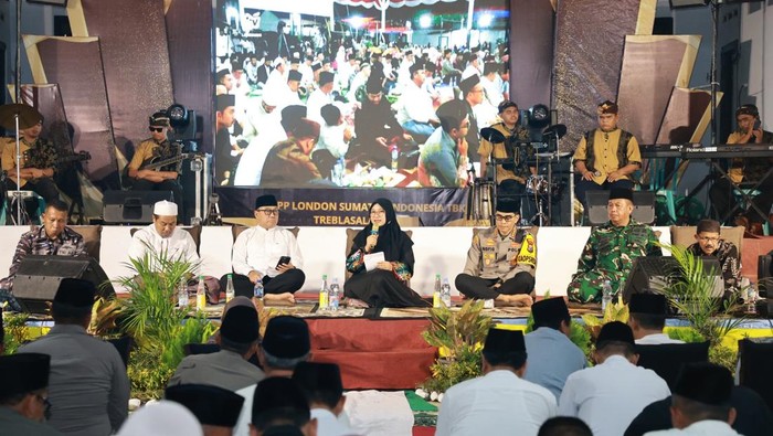 Bupati Banyuwangi Ipuk Fiestiandani dan Kapolresta Banyuwangi Kombes Rofiq Ripto Himawan saat Tandang Bareng bertemu warga lewat cangkruan.