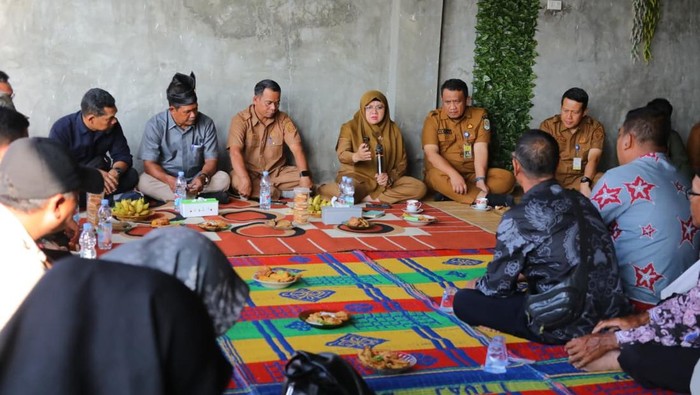Bupati Siak Afni saat bertemu masyarakat terdampak pencemaran lingkungan (Foto: Dok. Pemkab Siak)