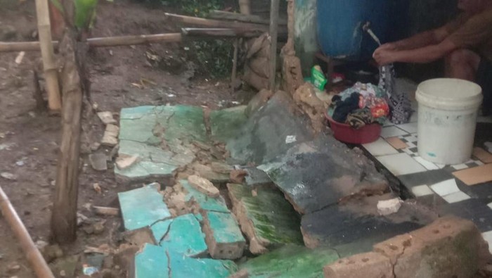 Tembok Rumah Warga di Cijeruk Bogor Ambruk Diterjang Angin Kencang