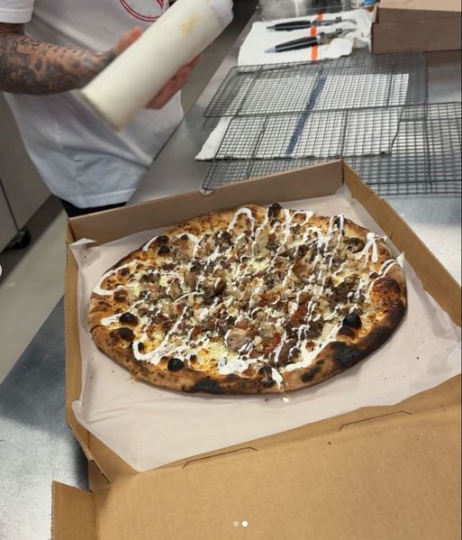 Cuaca Dingin Bikin Iguana Jatuh dari Pohon, Kini Malah Jadi Topping Pizza