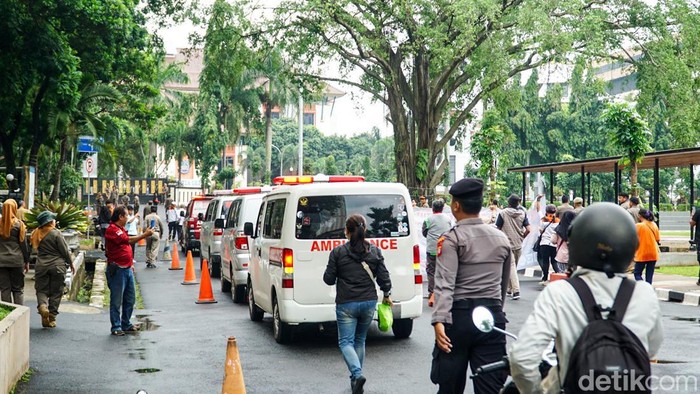 Iring-iringan ambulans memasuki Balai Kota Depok, Senin (9/2/2026). Aksi tersebut menjadi simbol keprihatinan atas banyaknya kepesertaan BPJS Kesehatan warga Depok yang dinonaktifkan.