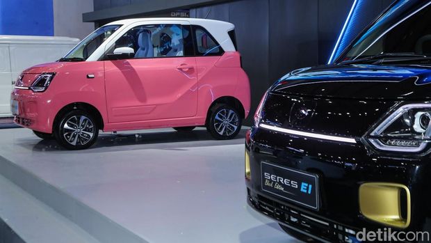 DFSK Seres E1 Ramaikan Pasar EV Mungil DFSK menampilkan mobil listrik kompak yang diposisikan sebagai pilihan praktis untuk mobilitas perkotaan dalam ajang Indonesia International Motor Show (IIMS) 2026 yaitu DFSK Seres E1.