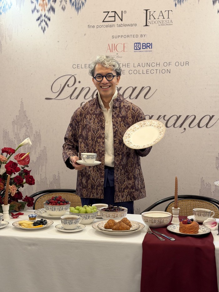 Didiet Maulana Rilis Koleksi Piring IKAT Indonesia
