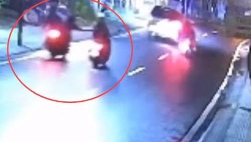 Dua pelaku jambret memaksa menarik tas korban dari sisi kiri saat korban melaju hingga oleng menabrak tiang listrik di Kerobokan Kelod, Badung, Sabtu (7/2) malam.