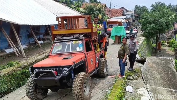 Evakuasi barang-barang milik warga terdampak tanah gerak di Tegal menggunakan mobil offroad, Senin (9/2/2026)