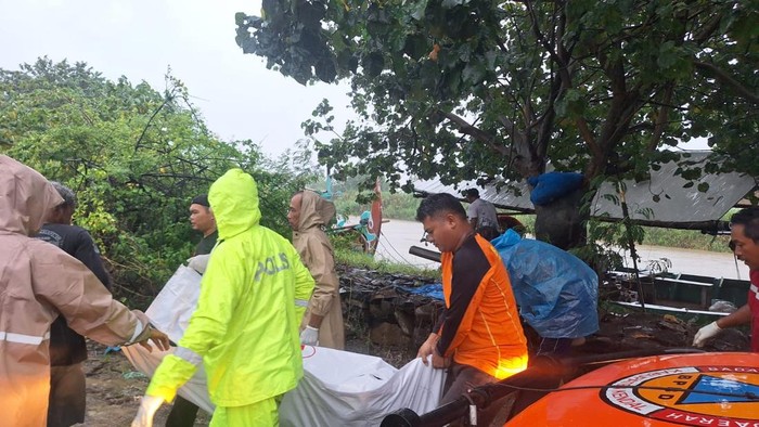 Evakuasi mayat korban tenggelam di Sungai Bodri, Kendal, Senin (9/2/2026).