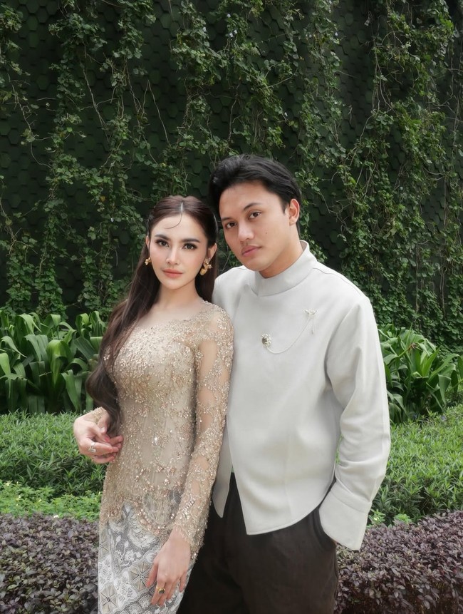 Selain kebaya, penampilan Mahalini juga mencuri atensi dengan gaya rambutnya yang unik pada bagian poni. Hair stylist Rury Padwa membuat poni Mahalini dengan gaya ‘koma.’ Foto: Dok. Instagram Mahalini, Asky Febrianti