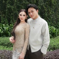 Selain kebaya, penampilan Mahalini juga mencuri atensi dengan gaya rambutnya yang unik pada bagian poni. Hair stylist Rury Padwa membuat poni Mahalini dengan gaya ‘koma.’ Foto: Dok. Instagram Mahalini, Asky Febrianti