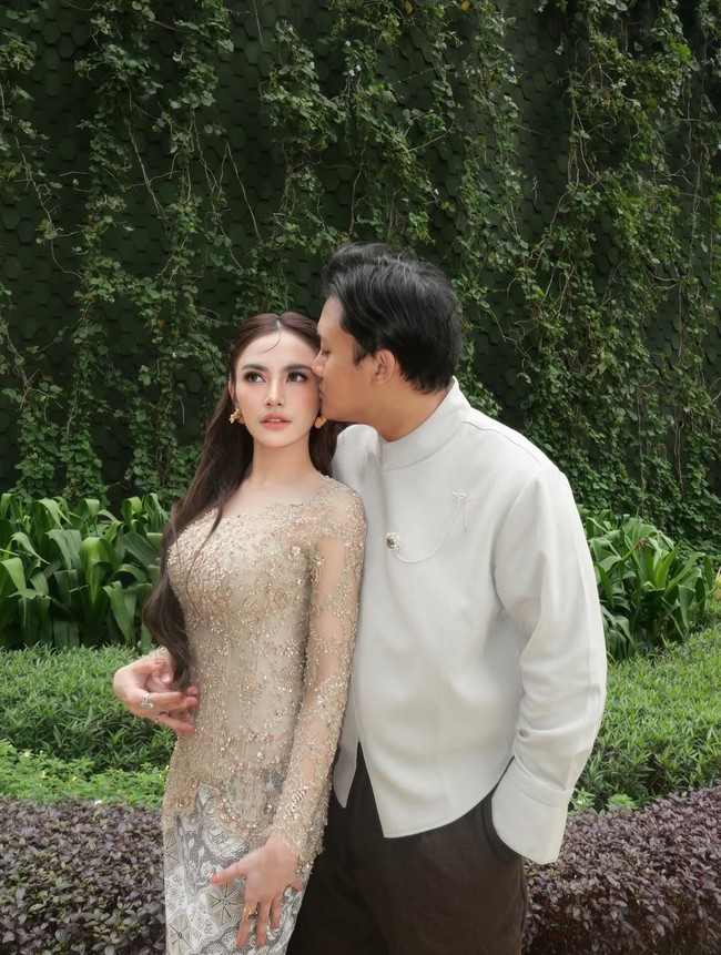 “Berkebaya,” demikian Mahalini memberikan keterangan singkat pada unggahan foto yang juga memperlihatkan kemesraannya dengan sang suami penyanyi Rizky Febrian. Foto: Dok. Instagram Mahalini, Asky Febrianti