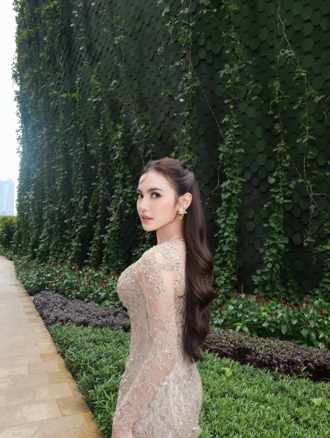 Netizen pun sepakat dengan Asky Febrianti. Dalam kolom komentar di unggahan Instagram Mahalini, sebagian besar netizen memuji penampilan ibu satu anak itu. “Ya allah cantik sekaliiiiiiiiiiiii,” tulis netizen. “MAHALINI M NYA MASYAALLAH CAKEP BANGET,” tulis netizen lainnya. Foto: Dok. Instagram Mahalini, Asky Febrianti