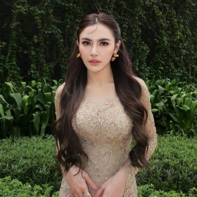 Mahalini Cantik Berkebaya Saat Kondangan, Gaya Rambut Poni Koma Jadi Sorotan