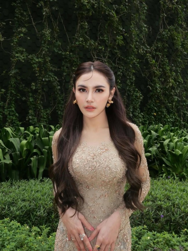 Mahalini Cantik Berkebaya Saat Kondangan, Gaya Rambut Poni Koma Jadi Sorotan