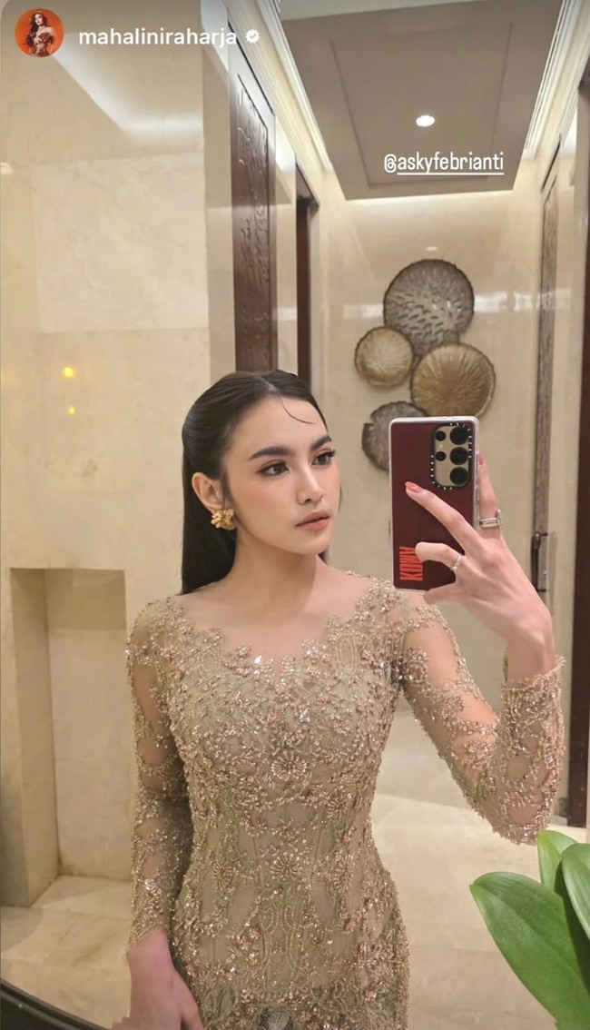 Mahalini mengunggah penampilannya saat menghadiri akad nikah Ranggaz Ananta Laksmana dan Angie Prijanto pada Minggu (8/2/2026). Dia berpose memakai kebaya warna nude yang dipenuhi payet. Foto: Dok. Instagram Mahalini, Asky Febrianti
