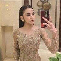 Mahalini mengunggah penampilannya saat menghadiri akad nikah Ranggaz Ananta Laksmana dan Angie Prijanto pada Minggu (8/2/2026). Dia berpose memakai kebaya warna nude yang dipenuhi payet. Foto: Dok. Instagram Mahalini, Asky Febrianti