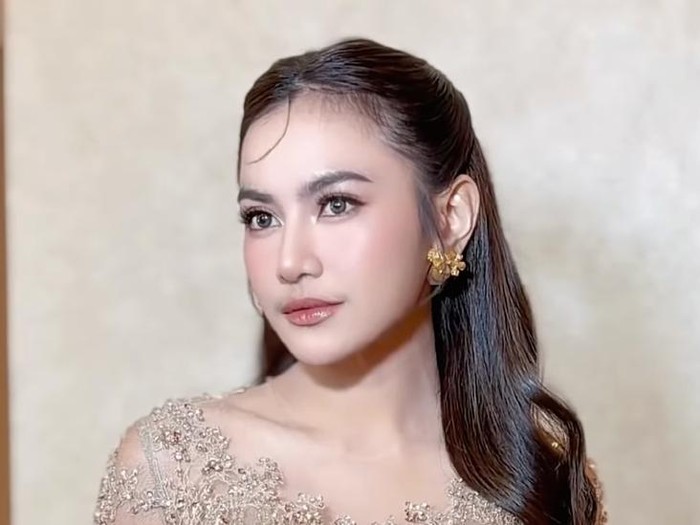 Gaya Mahalini Pakai Kebaya Saat Kondangan
