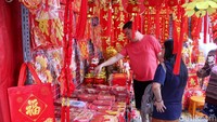 Pengunjung memilih amplop angpao dengan berbagai desain, mulai dari motif shio hingga ornamen khas Imlek.