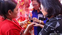 Aktivitas jual beli meningkat di sejumlah toko perlengkapan Imlek, dengan pedagang melayani pembeli yang datang silih berganti.
