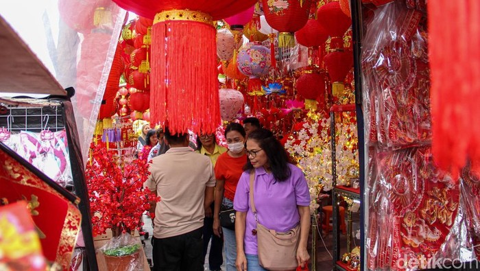 Suasana ramai pengunjung terlihat di kawasan Glodok, Jakarta Barat, Senin (9/2/2026), sepekan menjelang perayaan Tahun Baru Imlek.