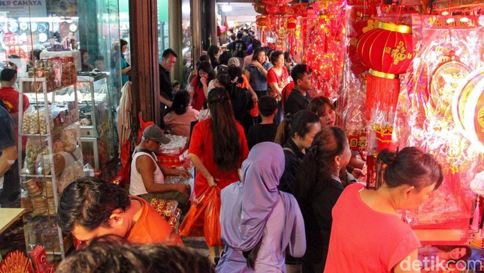 Suasana ramai pengunjung terlihat di kawasan Glodok, Jakarta Barat, Senin (9/2/2026), sepekan menjelang perayaan Tahun Baru Imlek.