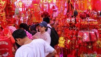 Warga menyusuri kawasan Glodok sambil berbelanja kebutuhan Imlek, dengan kepadatan pengunjung diperkirakan meningkat hingga hari perayaan.