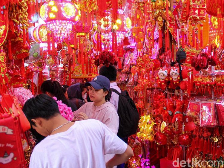Glodok Ramai Jelang Imlek, Warga Berburu Pernak-pernik