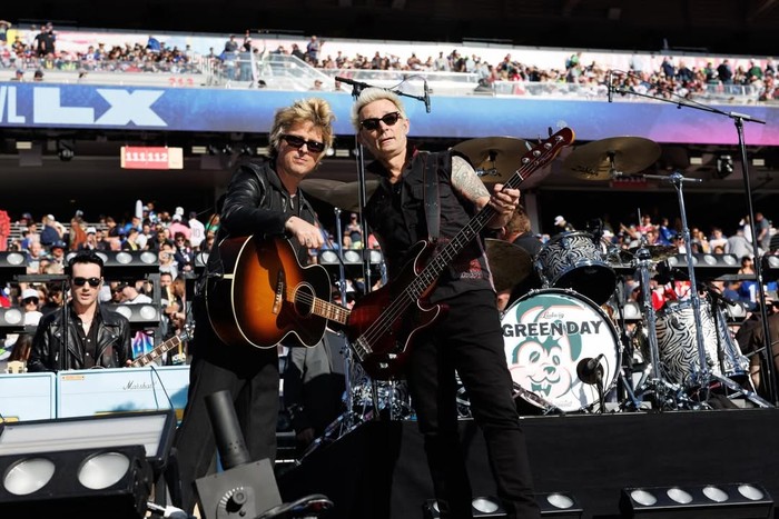 Green Day tampil memukau di Super Bowl LX, membawakan lagu ikonik namun menghilangkan lirik politis. Penampilan berbeda dari konser sebelumnya.