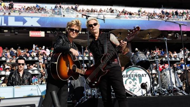 Green Day tampil memukau di Super Bowl LX, membawakan lagu ikonik namun menghilangkan lirik politis. Penampilan berbeda dari konser sebelumnya.