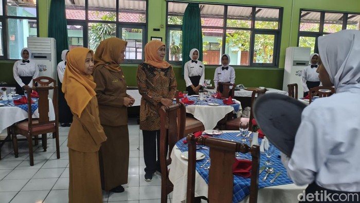 Khofifah Apresiasi SMKN 1 Buduran, Banyak Lulusan Sudah Di-inden Industri