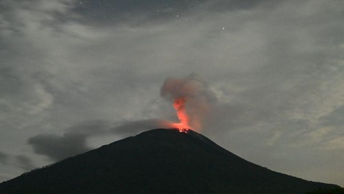 Gunung Ile Lewotolok di Kabupaten Lembata, Nusa Tenggara Timur (NTT), meletus sebanyak 9 kali pagi ini, Senin (9/2/2026).