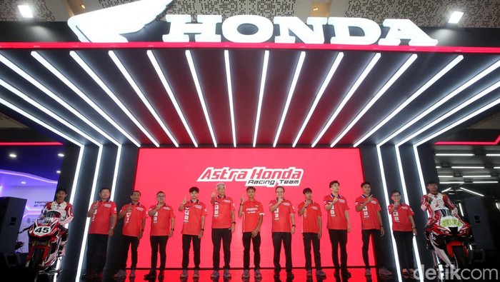 Pebalap Astra Honda Racing Team (AHRT) 2026 bersama jajaran Board of Directors PT Astra Honda Motor pada ajang IIMS 2026 di JIExpo Kemayoran (5/2/2026). Menegaskan komitmen AHM dalam pembinaan balap berjenjang di level nasional dan internasional.