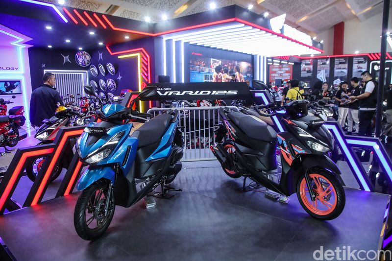Honda Pamer Jajaran Motor Lengkap di IIMS 2026 Pebalap Astra Honda Racing Team (AHRT) 2026 bersama jajaran Board of Directors PT Astra Honda Motor pada ajang IIMS 2026 di JIExpo Kemayoran (5/2/2026). Menegaskan komitmen AHM dalam pembinaan balap berjenjang di level nasional dan internasional.