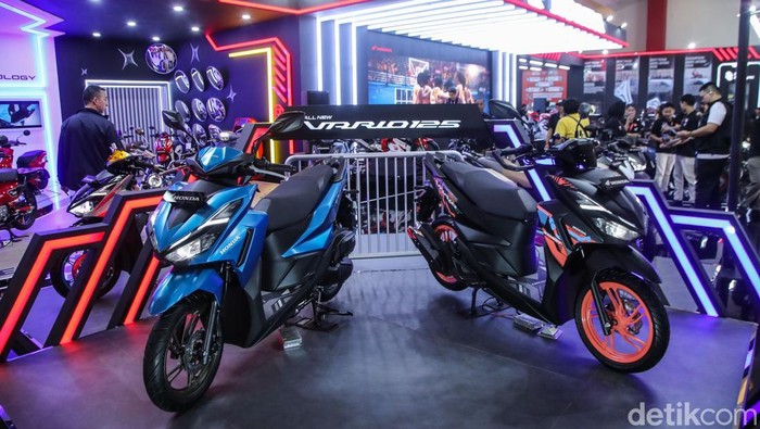 Pebalap Astra Honda Racing Team (AHRT) 2026 bersama jajaran Board of Directors PT Astra Honda Motor pada ajang IIMS 2026 di JIExpo Kemayoran (5/2/2026). Menegaskan komitmen AHM dalam pembinaan balap berjenjang di level nasional dan internasional.