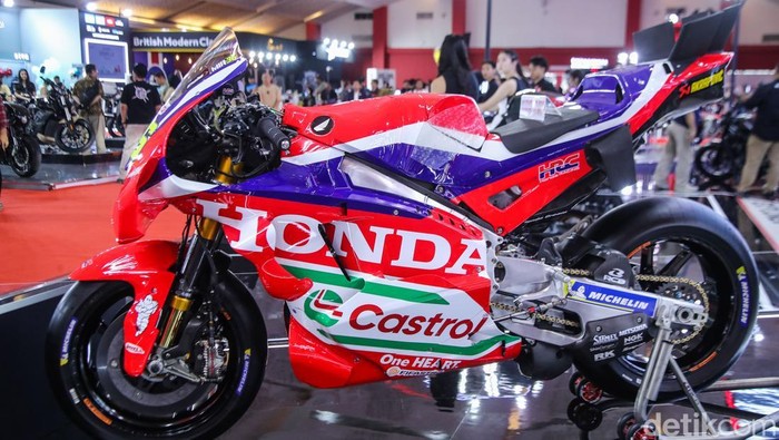 Pebalap Astra Honda Racing Team (AHRT) 2026 bersama jajaran Board of Directors PT Astra Honda Motor pada ajang IIMS 2026 di JIExpo Kemayoran (5/2/2026). Menegaskan komitmen AHM dalam pembinaan balap berjenjang di level nasional dan internasional.