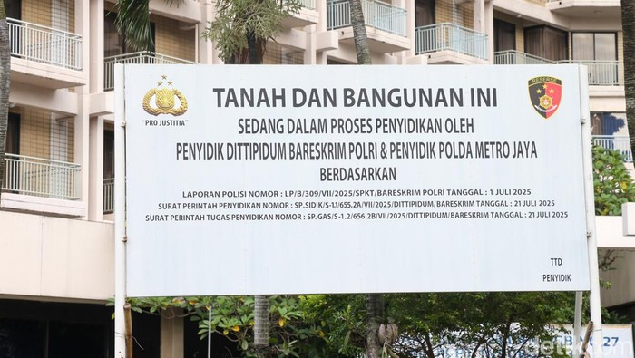 Tampak Hotel Sultan Jakarta yang masih menawarkan layanan sewa kamar dan apartemen kepada masyarakat, Senin (9/2/2026).