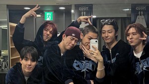 Lewat Instagram, dia membagikan momen bersama lima member MONSTA X lain. Semua pakai jaket seragam. (Foto: dok. Instagram @imnameim)