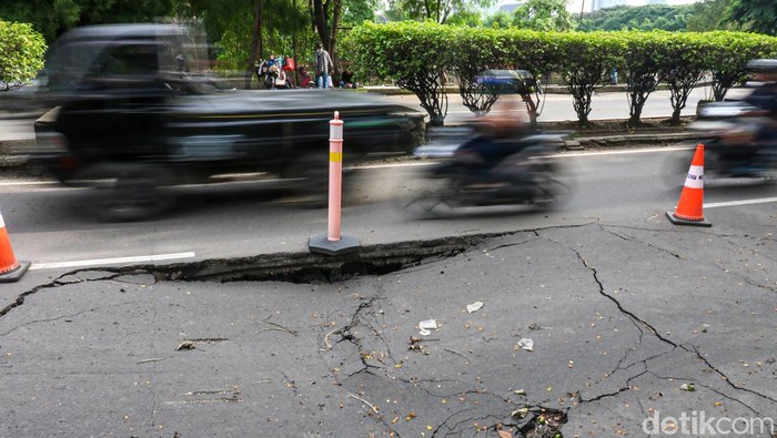 Kondisi lajur jalan yang ambles di Jalan Griya Utama, Kemayoran, Jakarta Utara, Senin (9/2/2026).