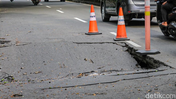 Kondisi lajur jalan yang ambles di Jalan Griya Utama, Kemayoran, Jakarta Utara, Senin (9/2/2026).