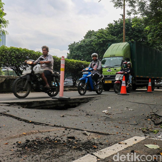 Jalan Ambles di Kemayoran, Arus Kendaraan Menyempit