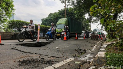 Jalan Ambles di Kemayoran, Arus Kendaraan Menyempit