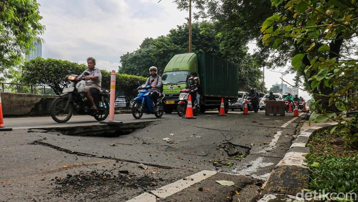 Kondisi lajur jalan yang ambles di Jalan Griya Utama, Kemayoran, Jakarta Utara, Senin (9/2/2026).