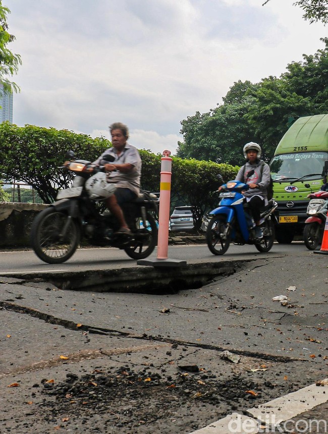 Jalan Ambles di Kemayoran, Arus Kendaraan Menyempit