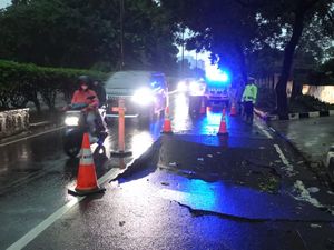 Jalan di Pademangan Jakut Amblas, Kendaraan Hanya Bisa Lewat Satu Lajur