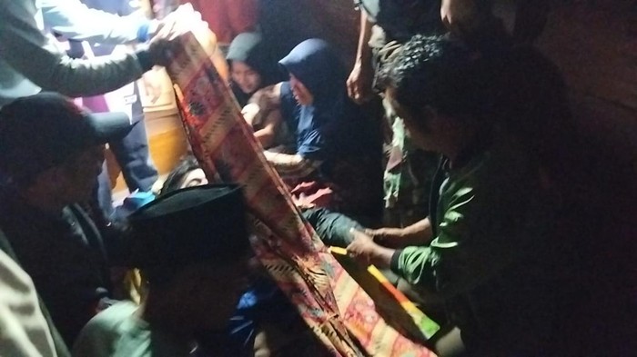 Jasad korban saat dievakuasi ke rumah duka.