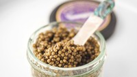 Osetra Caviar punya warna yang lebih terang dibandingkan Beluga Caviar. Telur ikan ini hanya bisa ditemukan di Laut Kaspia, Laut Hitam, dan Perairan Azov. Foto: Taste Atlas