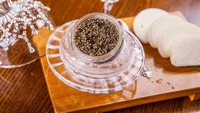 Warnanya hitam keemasan, jenis caviar yang satu ini disebut White Sturgeon Caviar. Telur ikan tersebut didapatkan dari ikan sturgeon di perairan Amerika Utara. Foto: Taste Atlas