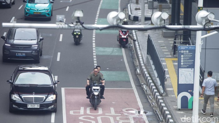 Pengendara melintas di bawah kamera pengawas Electronic Traffic Law Enforcement (ETLE) di Jalan Raya Casablanca, Jakarta, Senin (9/2/2026).